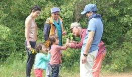 娱乐吃瓜酱爷爷打伞