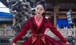 娱乐吃瓜八卦两个人,吃瓜群众热议的两位明星幕后故事