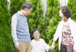 娱乐吃瓜酱爷爷打伞