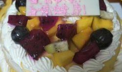 娱乐吃瓜酱哥哥切蛋糕,甜蜜瞬间引网友热议