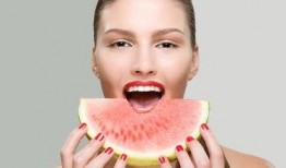 娱乐吃瓜美女图片,揭秘吃瓜美女的爆红之路